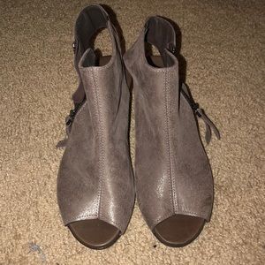 Munro Cute open toe booties